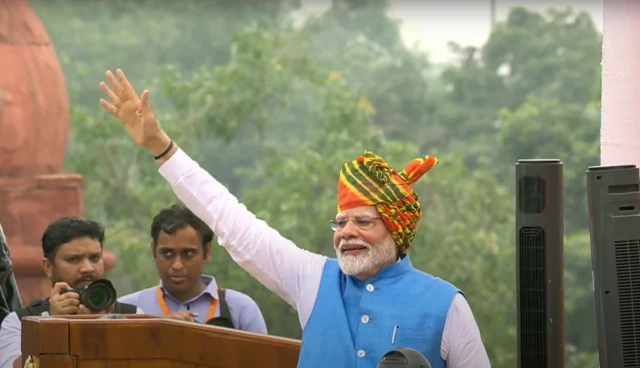 ਸੰਬੋਧਨ ਖਤਮ ਕਰਨ ਤੋਂ ਬਾਅਦ ਪ੍ਰਧਾਨ ਮੰਤਰੀ ਲੋਕਾਂ ਦਾ ਸਵਾਗਤ ਕਬੂਲ ਕਰਦੇ ਹੋਏ