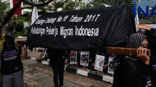 Aktivis menggelar unjuk rasa selama Hari Migran Internasional di luar Kementerian Tenaga Kerja di Jakarta, Indonesia.