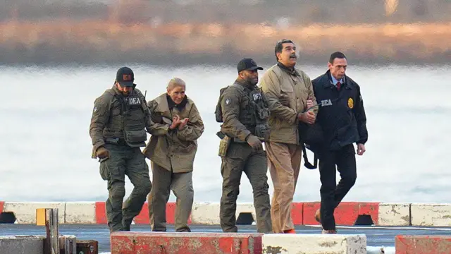 Nicolás Maduro y su esposa Cilia Flores se ven esposados y escoltados por agentes federales fuertemente armados en su traslado a la corte federal de Nueva York.