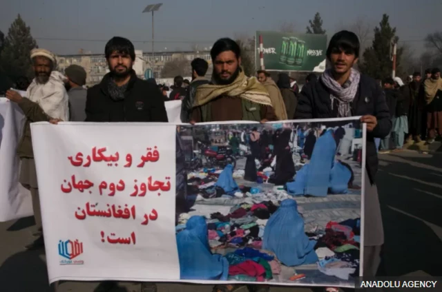 با سقوط حکومت قبلی، بروز خشکسالی، قطع کمک‌های بین‌المللی و مسدود شدن ذخایر ارزی افغانستان، رشد اقتصادی به بدترین وضعیت یعنی منفی ۱۲.۴ درصد رسید