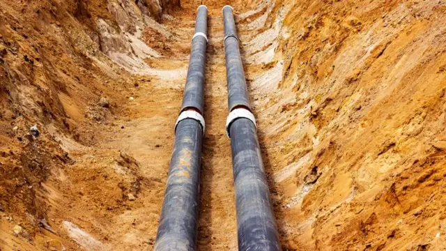 ঢাকার বেশিরভাগ গ্যাসের লাইন মাটির নীচ থেকে টানা হয়।