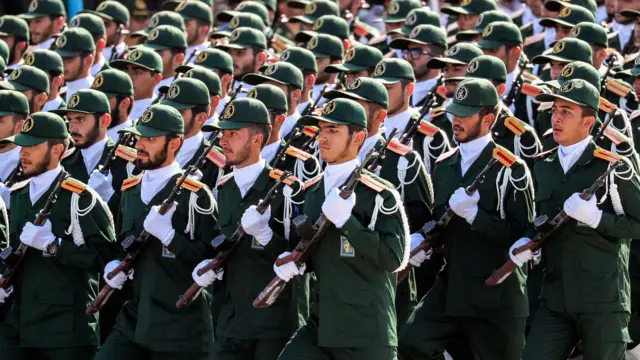 نیروهای مسلح سپاه در حال رژه با یونیفرم نظامی