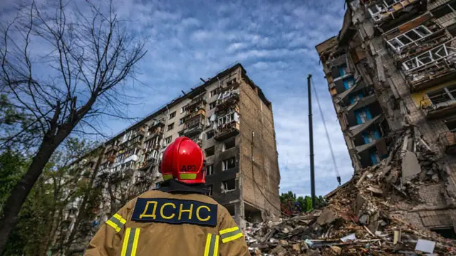 نیروهای امداد و نجات در محل حمله موشکی روسیه به یک ساختمان مسکونی ۹ طبقه، در ۱۷ ژوئن ۲۰۲۵ در کیف، اوکراین، مشغول عملیات هستند.