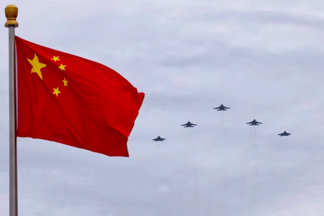 Các chiến đấu cơ Shenyang J-16, Chengdu J-20 và Shenyang J-35 bay theo đội hình trong buổi diễn tập trước cuộc diễu binh tại Bắc Kinh, Trung Quốc nhằm kỷ niệm 80 năm kết thúc Thế chiến II Các chiến đấu cơ Shenyang J-16, Chengdu J-20 và Shenyang J-35 bay theo đội hình trong buổi diễn tập trước cuộc diễu binh tại Bắc Kinh, Trung Quốc nhằm kỷ niệm 80 năm kết thúc Thế chiến II