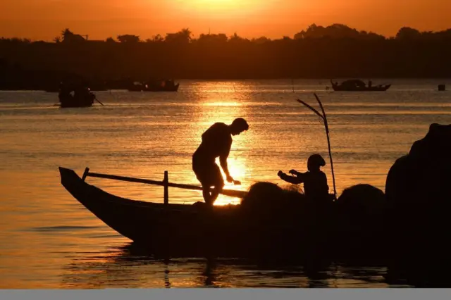 Ngư dân đánh cá trên sông Mekong tại Phnom Penh vào năm 2021
