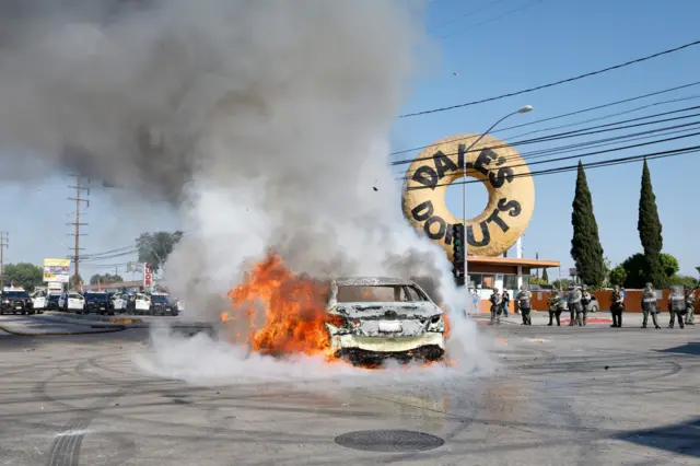 Salah satu dari orang yang ditangkap diduga melemparkan bom molotov ke arah petugas, sementara sebuah mobil dibakar dan toko dijarah.
