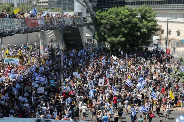 Manifestantes en un avenida de Tel Aviv.