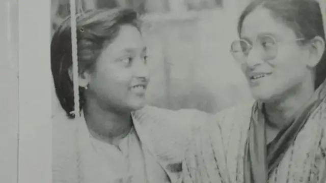 શેખ હસીના તેમનાં બહેન રેહાના સાથે