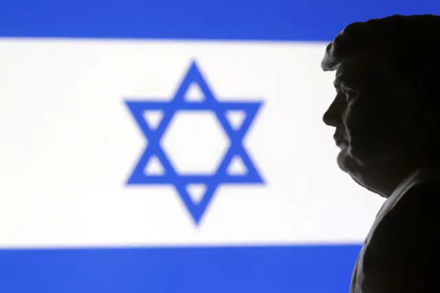 نموذج مصغر مطبوع بتقنية ثلاثية الأبعاد للرئيس الأمريكي المنتخب دونالد ترامب وعلم إسرائيل
