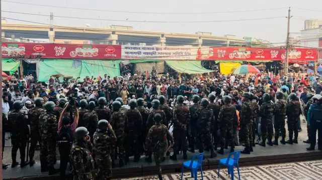 প্রথম আলো কার্যালয়ের সামনে সেনা ও পুলিশের নিরাপত্তাবলয়