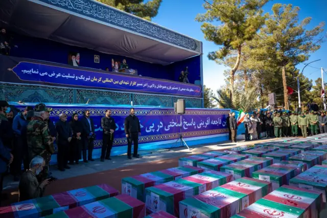 इरान में 3 जनवरी को हुए आत्मघाती हमले में मारे गए लोगों के ताबूत