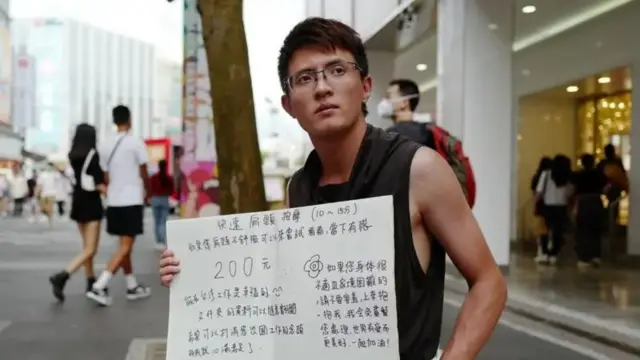 거리에서 피켓을 들고 있는 양 웨이빈