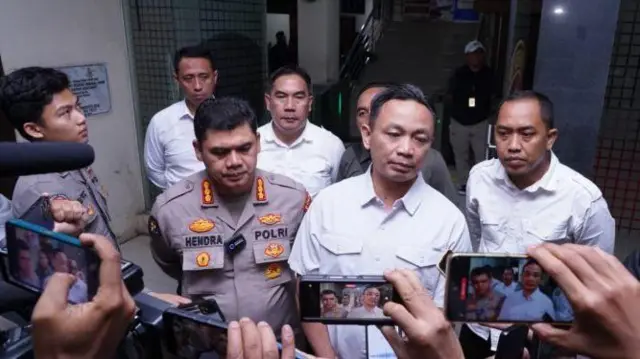 Direktur Reserse Kriminal Umum (Ditreskrimum) Polda Jabar, Kombes Pol. Surawan (tengah) mengungkapkan bahwa sindikat tersebut diduga telah menjual sedikitnya 24 bayi, dengan sebagian besar diduga dikirim ke Singapura.