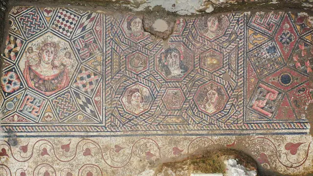 Una vista aérea de una sección de un mosaico de suelo, descubierto por primera vez hace 11 años durante la construcción del alcantarillado, ha sido completamente descubierta tras las excavaciones arqueológicas iniciadas este año en el distrito de Iznik de Bursa, Turquía