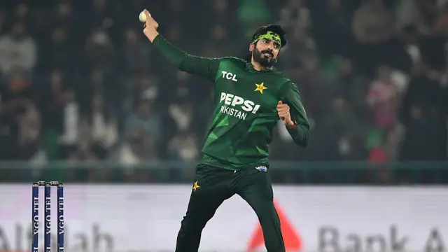 උස්මාන් තාරික් පන්දු යවමින් සිටින අයුරු 