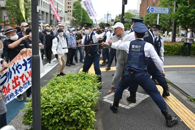 JAPAN-US-POLITICS-ANNIVERSARY
A counter-protester (2nd R) confronts anti-US military base protesters (not pictured) take part in a march to mark the 50th anniversary of the US return of Okinawa to Japan, in Tokyo on May 15, 2022. (Photo by Philip FONG / AFP) (Photo by PHILIP FONG/AFP via Getty Images)