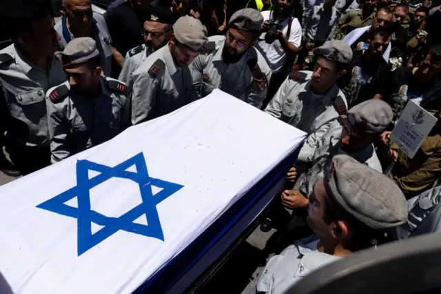 جنود إسرائيليون يحملون نعش النقيب وسيم محمود الذي قُتل ضمن ثمانية جنود جنوب قطاع غزة بعد انفجار مدرعتهم