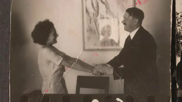 Кадр із фільму "Ріфеншталь" - старе чорно-біле фото, на якому Гітлер та Ріфеншталь тримаються за руки