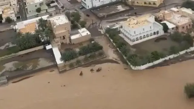 صورة بالمروحية توضح تأثير الفيضان 