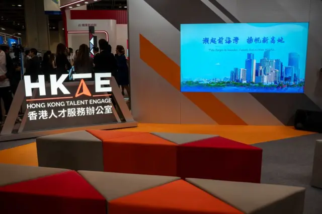 2024年5月3日,香港全球人才高峰會上,香港人才辦公室標誌。