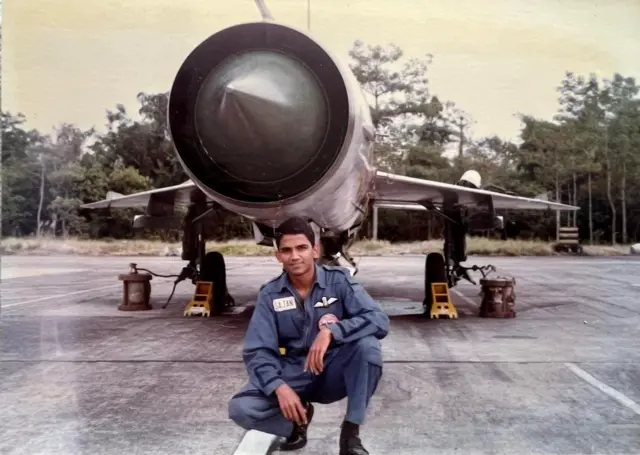 ভারতীয় বিমান বাহিনীতে যোগ দেওয়ার পরে তার মিগ টুয়েন্টি ওয়ানের সঙ্গে অবসরপ্রাপ্ত গ্রুপ ক্যাপ্টেন এস সুজান