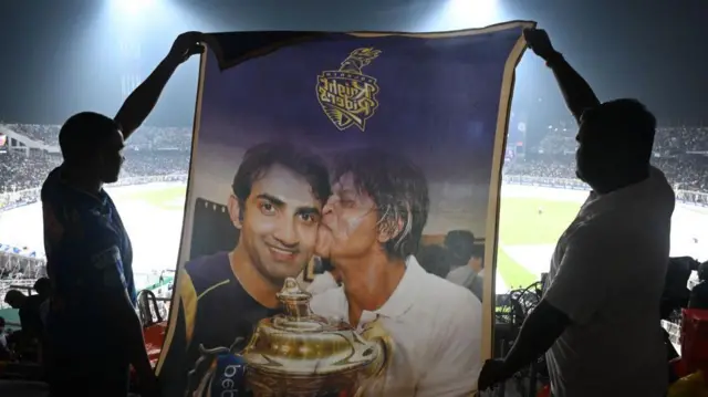 आईपीएल मैच के दौरान प्रशंसक 