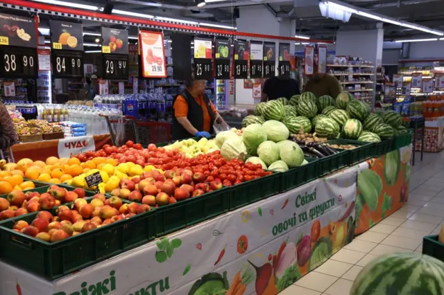 фрукти і овочі в магазині 