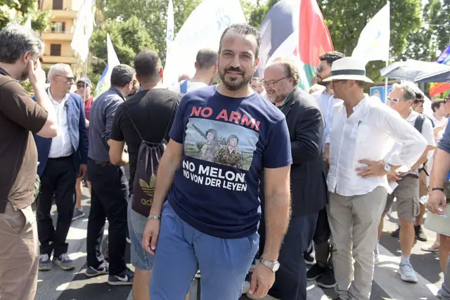 Beş Yıldız Hareketi Milletvekili Leonardo Donno, 21 Haziran'da Roma'da düzenlenen İsrail'in silahlandırılmasının protesto edildiği eylemde üzerinde İtalya Başbakanı Giorgia Meloni ve Avrupa Komisyonu Başkanı Ursula von der Leyen'in asker kılığına girmiş fotoğrafları ve "No Meloni, No von der Leyen" yazılı silah karşıtı bir tişört giydi.