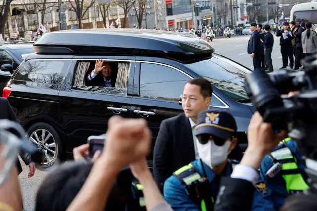 지지자들을 향해 차량에서 손을 흔드는 윤석열 전 대통령