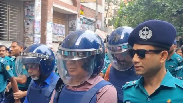 আদালত প্রাঙ্গনে সাবেক দুই আইজিপি চৌধুরী আব্দুল্লাহ আল মামুন ও শহীদুল হক