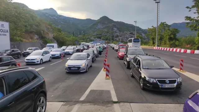 Kolona automobila ispred tunela Sozina