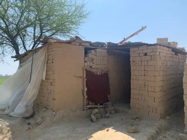 ईंट भट्ठे पर बनी मज़दूरों की झोंपड़ी