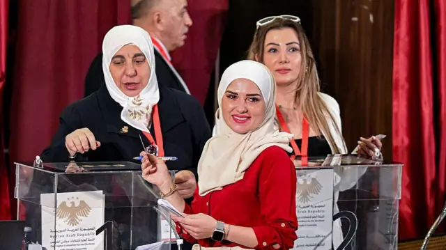 Член местного комитета Сирии голосует в процессе выборов временного парламента страны в Дамаске 5 октября 2025 года.