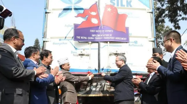 नेपाली र चिनियाँ अधिकारीहरू