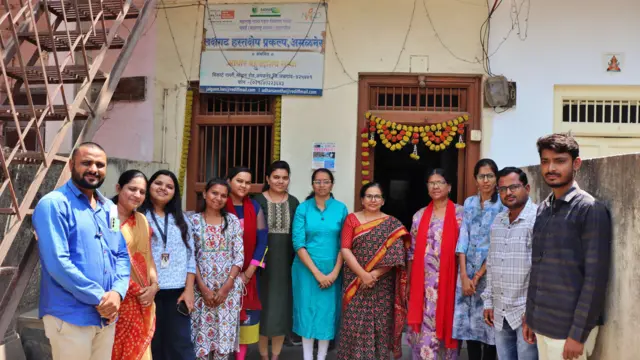 फोटो कॅप्शन - आधार संस्थेचे कार्यकर्ते. यांच्यामुळेच वेश्यावस्तीत नव्या पर्वाला सुरुवात झाली.