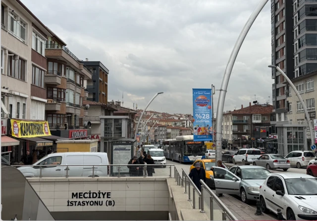 Keçiören Mecidiye İstasyonu yanında kalabalık bir araç trafiği arasında yürüyen yayalar. 