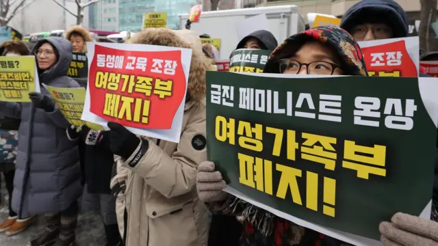 동성애·동성혼 개헌반대 국민연합 회원들이 2017년 12월 서울 세종로 정부서울청사 후문에서 여성가족부 성평등 기반 정부 정책 반대하는 구호를 외치고 있다