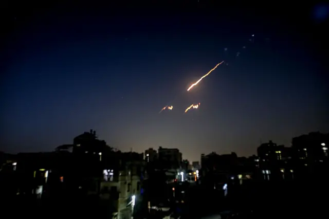İran'ın İsrail' gönderdiği füzeler Gazze Şeridi'nden görülüyor. (15 Haziran) Gazze Şehri üzerinde gökyüzünde İran füzeleri görülüyor.  