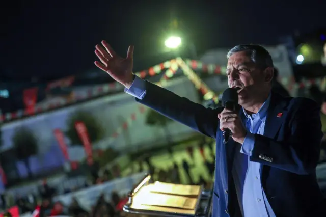 CHP Genel Başkanı Özgür Özel, elinde mikrofonla konuşuyor