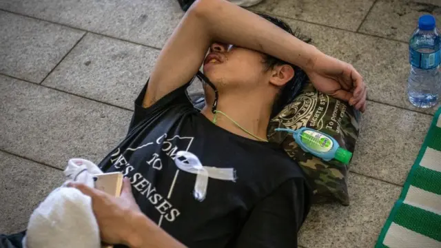 Юный актвисит спит на асфальте