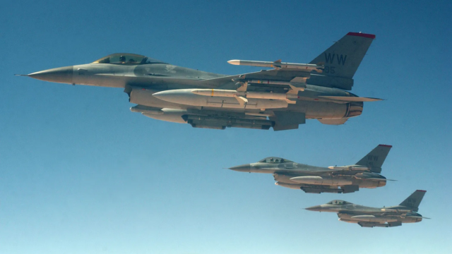 Aeronaves F-16 juntas em missão