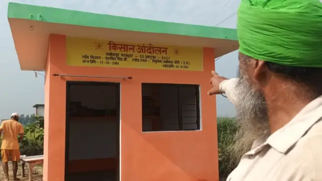 ਥਾਰ ਵਿੱਚ ਹਿੰਸਾ ਵਿੱਚ ਕੁਚਲੇ ਗਏ ਕਿਸਾਨ ਗੁਰਵਿੰਦਰ ਸਿੰਘ ਦੇ ਪਿਤਾ ਸੁਖਵਿੰਦਰ ਸਿੰਘ, ਉਸਦੀ ਸਮਾਧ ਦਿਖਾਉਂਦੇ ਹੋਏ।