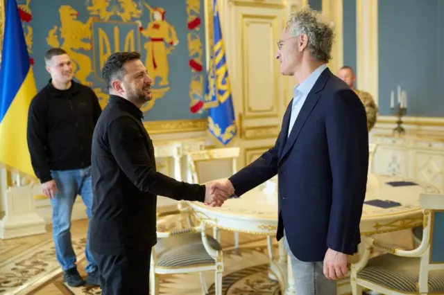 Алекс Карп тисне руку Володимиру Зеленському, поруч стоїть міністр оборони Михайло Федоров