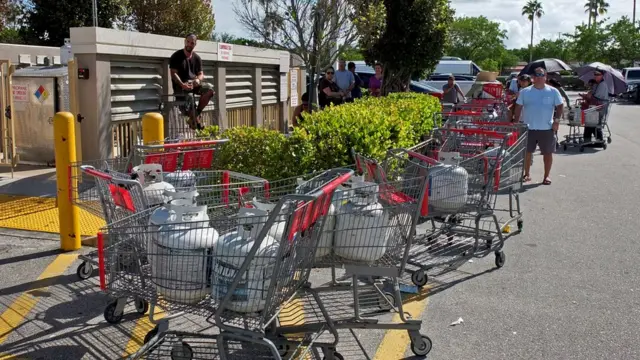 Americanos estão estocando alimentos, água e combustível antes da chegada do furacão