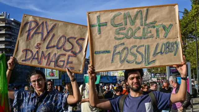 Para pengunjuk rasa mendesak agar pemerintah mengurangi emisi gas rumah kaca akibat kerugian yang mereka rasakan di Lisbon Portugal