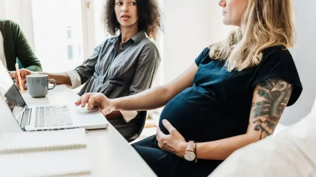 يقول خبراء إن مجرد تقديم مزايا الخصوبة لا يكفي، لأن الشركات يجب أن تخلق مناخًا يشعر فيه العمال بالحرية في استخدام هذه المزايا