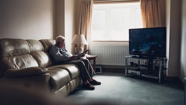 Homem sozinho em casa