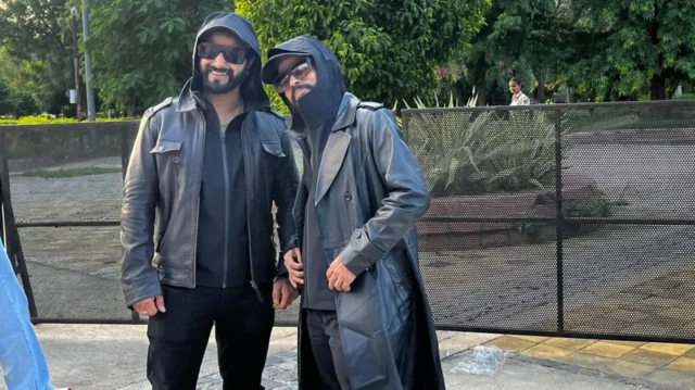 بہت سے مداحوں نے اان کی طرز پر سیاہ جیکٹس، شیڈز اور ٹوپیاں پہنیں