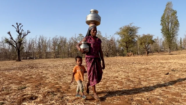 ડાંગમાં મહિલાઓ દૂર દૂર સુધી પાણી ભરવા જવા મજબૂર છે