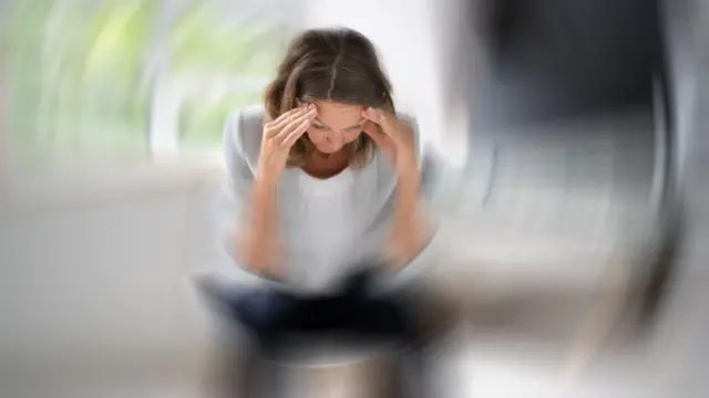 امرأة تعاني من الدوار